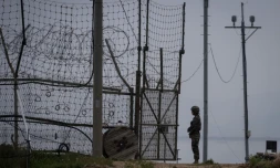 Un soldat sud-coréen monte la garde devant une ouverture de la clôture de la DMZ, à Gyodong, le 9 mai 2017