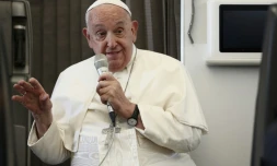 Le pape François lors d'une conférence de presse à bord de l'avion qui le ramène de Singapour à Rome, le 13 septembre 2024