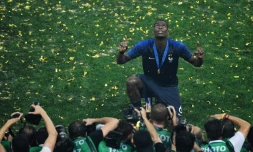 Le milieu français Paul Pogba arbore le maillot à 2 étoiles après le sacre mondial des Bleus à Moscou, le 15 juillet 2018 
