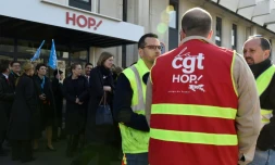 Un syndicaliste CGT et le personnel de la filiale d'Air France Hop! manifestent à l'extérieur du siège de la société à Rungis le 7 avril 2017