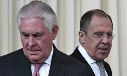 Le ministre russe des Affaires étrangères Sergueï Lavrov et le secrétaire d'Etat américain Rex Tillerson arrivent à une conférence de presse après leurs discussions à Moscou le 12 avril 2017