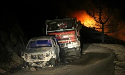 Un véhicule des pompiers pris par les flammes à Bastelica en Corse-du-Sud dans un violent feu de maquis qui a parcouru plusieurs centaines d'hectares, le 25 mars 2017