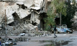Un homme dans une rue dévastée de la ville syrienne de Deir Ezzor (est), le 15 février 2014