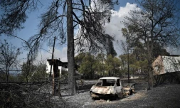 Une camionnette calcinée par l'incendie sur l'île d'Eubée en Grèce le 5 août 2021
