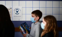 Des élèves ont revêtu un masque dans un collège à Vincennes (Val-de-Marne), le 1er septembre 2020