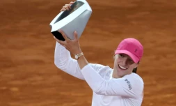 La Polonaise Iga Swiatek brandit son trophée aprÚs sa victoire contre Aryna Sabalenka, le 4 mai 2024 à Madrid