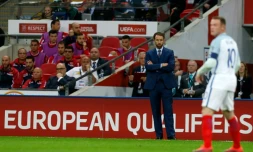 Le sélectionneur intérimaire de l'équipe d'Angleterre Gareth Southgate (2d) observe le match face à Malte en qualifs pour le Mondial-2018 à Wembley, le 8 octobre 2016