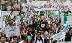 Des personnels médicaux, infirmiers, docteurs, étudiants manifestent contre la loi Santé, le 15 mars 2016 à Paris