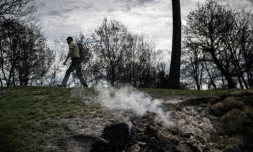 Un employé de l'Office national des forêts passe près de fumeroles sortant du sol près d'Hostens, en Gironde, le 21 mars 2023