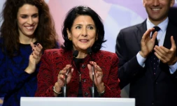 Salomé Zourabichvili, candidate à la présidentielle, fait une déclaration aux médias, le 28 novembre 2018 à Tbilissi, en Géorgie