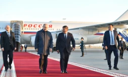 Le président russe Vadimir Poutine (g) à son arrivée à l'aéroport de Bichkek, le 12 octobre 2023 au Kirghizstan