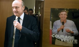 Alain Juppé devant une affiche électorale de François Fillon le 16 février 2017 à Bordeaux