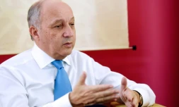 Le ministre français des Affaires étrangères Laurent Fabius lors d'une interview à l'AFP le 22 novembre 2015 à l'ambassade de France à Brasilia