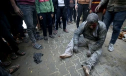 Un survivant extrait des décombres aprÚs une frappe israélienne sur le camp de réfugiés d'al-Maghazi, dans le centre de la bande de Gaza, le 11 décembre 2023