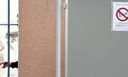 Un lycéen fume à l'extérieur d'un lycée à Toulouse le 1er février 2007