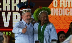 Lula et le chef de la tribu Kayapo Raoni Metuktire au camp autochtone Terra Livre à Brasilia le 28 avril 2023