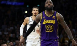 Le joueur français des San Antonio Spurs Victor Wembanyama (#1), avec devant lui la légende des LA Lakers LeBron James, lors d'un match de saison réguliÚre de NBA, le 23 février 2024 à Los Angeles