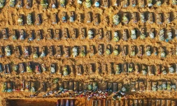 Des cercueils attendent d'ĂȘtre mis en terre dans un cimetiĂšre nouvellement amĂ©nagĂ© pour accueillir les victimes du coronavirus, le 21 avril 2020 Ă Manaus, en Amazonie brĂ©silienne