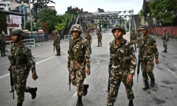 Des militaires patrouillent dans une rue pendant un couvre-feu imposé pour rétablir l'ordre public à Katmandou le 12 septembre 2025 au Népal