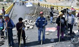 Des partisans de l'ancien président bolivien Evo Morales bloquent une route à l'entrée de la ville de Parotani, à 40 kilomÚtres de Cochabamba, en Bolivie, le 29 octobre 2024