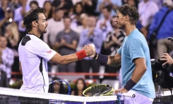 L'Espagnol Rafael Nadal (d) serre la main de l'Italien Fabio Fognini aprÚs l'avoir battu en quarts de finale du tournoi Masters 1000 de Montréal, le 9 août 2019