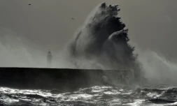 Des vagues se fracassent sur le phare de Newhaven, sur la côte sud du Royaume-Uni pendant la tempête Doris, le 23 février 2017    