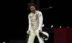 La joie du Français Enzo Lefort, après avoir battu le Japonais Toshiya Saito, en 8e de finale du tournoi individuel de l'épée aux Jeux olympiques de Tokyo 2020, le 26 juillet 2021 à Chiba