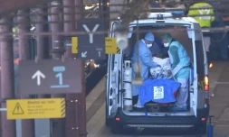 Des équipes médicales embarquent des patients contaminés par le coronavirus à bord d'un TGV médicalisé pour les évacuer vers des hôpitaux des Pays-de-la-Loire, le 26 mars 2020 à Strasbourg