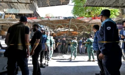 Les forces de sécurité syriennes et des passants sont rassemblés sur les lieux d'une explosion survenue dans un café de la capitale, Damas, le 2 juillet 2026