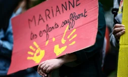 Dans une manifestation pour le soutien à l'aide à l'enfance, à Paris le 15 mai 2025