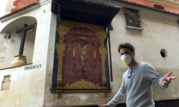 Un passant devant l'église Divino Salvador Collegiate à Séville, dans le sud de l'Espagne, le 14 mars 2020