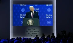 Le président américain Donald Trump apparaît sur un écran géant alors qu'il prend la parole lors de la réunion du "Conseil de la paix" pendant le Forum économique mondial (FEM) à Davos, le 22 janvier 2026 en Suisse
