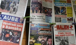 Les unes de journaux, le 23 novembre 2013 à Bamako après l'attaque sanglante contre un hôtel de la capitale malienne