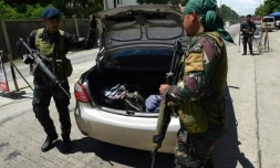 Des policiers philippins contrôlent un véhicule, le 24 mai 2017 à Iligan, sur l'île de Mindanao