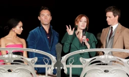 La romanciĂšre britannique J. K. Rowling (c) en compagnie de Zoe Kravitz (g), Jude Law et Eddie Redmayne (d) lors de la premiĂšre de "Les crimes de Grindelwald" Ă Paris, le 8 novembre 2018