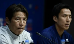 Le sélectionneur du Japon Akira Nishino (g) et le capitaine de l'équipe Makoto Hasebe en conférence de presse, le 18 juin 2018 à Saransk