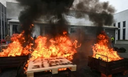 Des feux allumés lors d'une manifestation à l'usine Brandt de Vendôme dans le Loir-et-Cher, le 11 décembre 2025