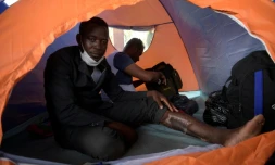 Un migrant africain Ahmed Kabeer à l'intérieur de sa tente parle avec l'AFP durant une interview dans un camp de fortune à Necocli, Colombie, on le 2 février 2021