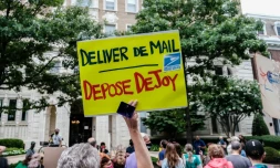 Des manifestants devant le domicile du patron de la poste américaine, Louis DeJoy, le 15 août 2020 à Washington
