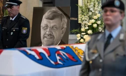 Portrait de l'Ă©lu Walter LĂŒbcke, prĂšs de son cercueil lors d'un service commĂ©moratif Ă Kassel, dans l'ouest de l'Allemagne, le 13 juin 2019