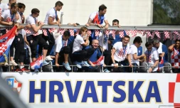 Les joueurs croates paradent dans un bus à impériale, le 16 juillet 2018 à Zagreb