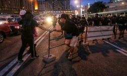 Des manifestants pro-démocratie dressent des barricades dans quartier de Hong Kong, le 10 août 2019