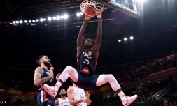 L'intérieur français Mathias Lessort monte au dunk contre l'équipe dominicaine dans le group G du Mondial à Shenzhen, le 5 septembre 2019