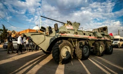 Un véhicule blindé russe traverse la vile d'Amouda dans le nord-est de la Syrie le 24 octobre 2019