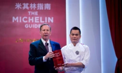 Michael Ellis, directeur international des guides Michelin (g) et le chef Justin Tan (d) du restaurant T'ang Court récompensé par 3 étoiles au Guide Michelin, le 21 septembre 2016 à Shanghai