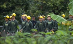Des soldats thaïlandais près de la grotte Tham Luang au deuxième jour de l'opération de sauvetage des enfants qui y sont bloqués, le 9 juillet 2018