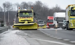 La voie d'urgence de l'autoroute A11, verglacée, à hauteur du Mans, le 11 février 2021