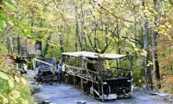 Photo le 26 octobre 2015 des carcasses de l'autocar et du camion qui étaient entrés en collision trois jours avant à Puisseguin, en Gironde