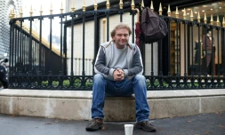 Jean-Marie Roughol, auteur de "Je tape la manche", pose Ă Paris le 6 octobre 2015