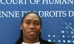 L'athlète sud-africaine Caster Semenya parle aux journalistes après une audience devant la Cour européenne des droits de l'homme, le 15 mai 2024 à Strasbourg